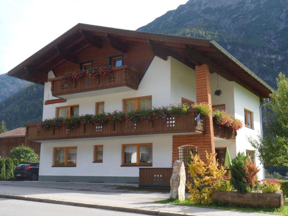 Haus Sonnenschein Apartamento Holzgau Exterior foto